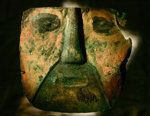 Una maschera di rame esumata dalla cultura di Lambayeque