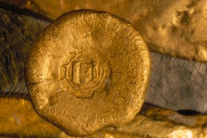 Una fortuna scintillante in oro e argento è stata recuperata dal fondo del mare. Tesori come questi bottoni d