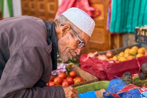 Scena di strada nella medina di Rabat, Marocco, 2022 da Ira Block