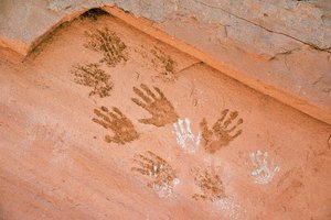 Impronta di mano Anasazi, arte rupestre antica trovata a Grand Gulch, Utah.
