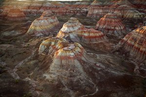 Rocce colorate vicino a Wu Cai Wan nel deserto del Gobi, Xinjiang, Cina occidentale