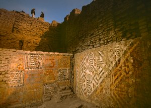 Arte elaborata sui muri di Huaca Cao Viejo a El Brujo...., 2005 (foto) da Ira Block