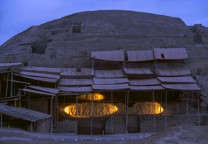Scena notturna a El Brujo, un complesso remoto di rovine piramidali dei Moche, 2005 (foto)
