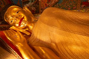 Statua del Buddha reclinato a Wat Phra Pan (Phra Non Mae Puka), Chiangmai, Thailandia, 2019 (foto) da Ira Block