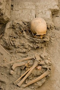 La femmina sacrificata nella sepoltura con il fagotto di mummia a Huaca El Brujo, 2005 (foto)