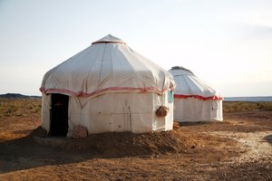 Yurte alle rocce colorate per turisti vicino al campeggio di Wu Cai Wan nel deserto del Gobi, 2007 da Ira Block