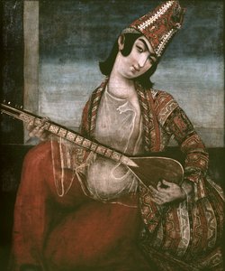 Giovane donna che suona una chitarra
