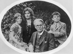 William Butler Yeats (1865-1939) con la moglie Georgie Hyde Lee e i figli Anne e Michael