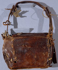 MS CCC 282 La borsa o budget del Corpus Christi, vista dal retro, irlandese, c.1120-30