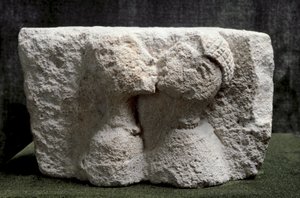 Arte iberica: il Bacio di Osuna (Beso de Osuna) Alto rilievo in calcare che rappresenta un uomo e una donna che si baciano - Età del Ferro II, Dim. 13,5x24x20 cm - Madrid, Museo Archeologico Nazionale