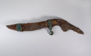 Grande coltello con resti di fodero, probabilmente da Sopron, Ungheria, Età del Ferro