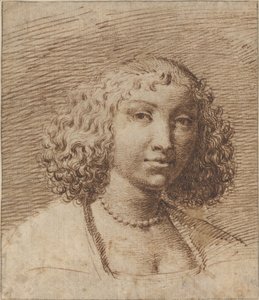 Giovane donna con collana di perle