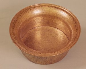 Bacino decorato con motivi geometrici, animali e scritte, realizzato per Ugo IV di Lusignano (1299-1359) Re di Cipro, egiziano o siriano