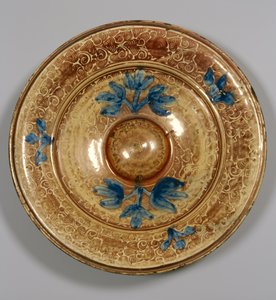 Piatto decorato con fiori blu, moresco da Islamic School
