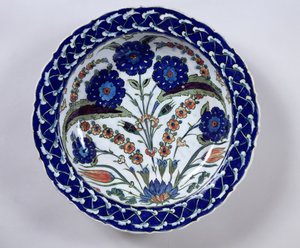 Piatto con decorazione floreale, Iznik da Islamic School