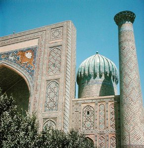 Facciata della Madrasa Shirdar, periodo Timurid, Piazza Rigestan, c.1619-35 da Islamic School
