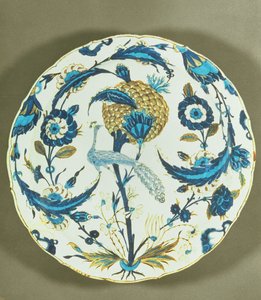 Piatto di Iznik dipinto con un pavone tra i fiori, Turchia, c.1550-55 da Islamic School