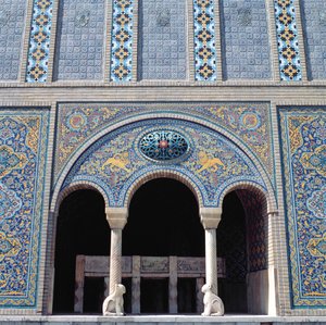 Uno degli aivans con rivestimenti piastrellati, griglia e colonne monolitiche in pietra da Islamic School