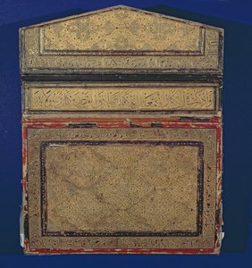 Faccia esterna di una custodia del Corano con design eslimi dorato della sura 56 in thulth da Islamic School