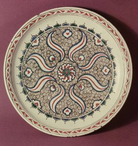 Piatto decorato con un motivo a fiamma, Iznik, dalla Turchia da Islamic School