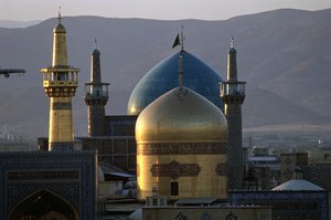 La cupola e il minareto dorati del santuario dell