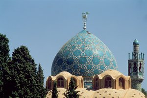 Cupola piastrellata turchese del Mausoleo di Shah Nematollah Vali da Islamic School