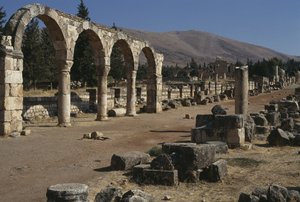 Vista di una strada e di un colonnato, Periodo Omayyade (661-750) da Islamic School