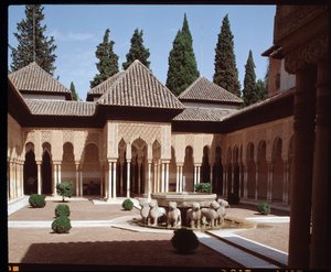 Vista del Cortile dei Leoni, cortile principale del Palazzo dei Leoni della dinastia Nasride da Islamic School
