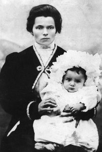 Benito Mussolini da bambino con sua madre Rosa Maltoni - 1884 - Benito Mussolini (1883-1945) tra le braccia di sua madre Rosa Maltoni.