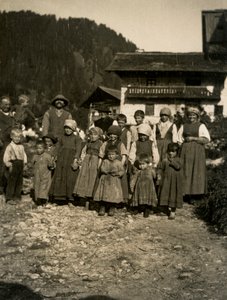 Famiglia davanti alla casa, Valle d