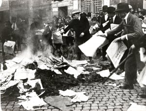 Squadra fascista che brucia giornali socialisti 