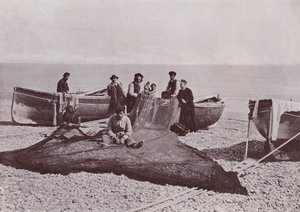 Italia: Bordighera, pescatori al lavoro (foto in bianco e nero) da Italian Photographer