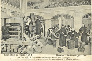 Monaci che pressano uva da champagne nel 1710, esposto alla Mostra Internazionale di Torino, Italia da Italian Photographer