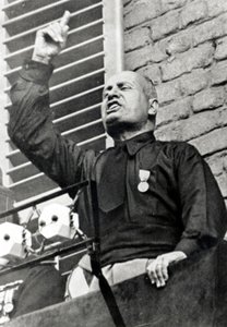 Mussolini in camicia nera da Italian Photographer