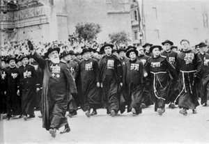 Parata a Roma nel 1931, preceduta dal corpo ecclesiastico