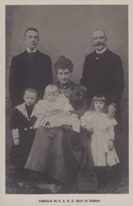 Principe Tommaso, Duca di Genova e sua moglie, Principessa Isabella di Baviera, con i loro figli (foto in bianco e nero) da Italian Photographer