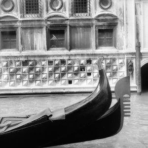 Gondola a gradini in un canale veneziano