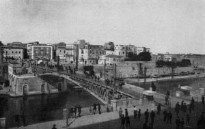Taranto, Ponte Girevole chiuso e Città vecchia da Italian Photographer
