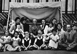 La famiglia reale italiana. Al centro Vittorio Emanuele III. Tra i bambini seduti, il terzo da sinistra è il principe Vittorio Emanuele, l