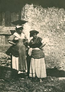 Due contadini della campagna romana in abiti tradizionali, Italia, 1910 ca. da Italian Photographer