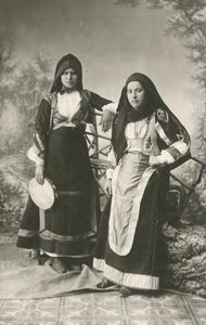 Due donne con abiti tradizionali di Belvi e Aritzo, Sardegna, Italia, 1910 ca. da Italian Photographer