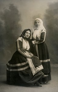 Due donne in costume tradizionale, Fonni, Sardegna, Italia, 1915 ca. da Italian Photographer