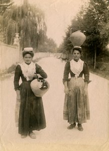 Due giovani donne con orci di terracotta, Roccaraso, Abruzzo, Italia, 1905 ca. da Italian Photographer