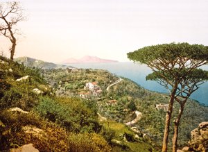 Veduta del Vesuvio attraverso la Baia di Napoli
