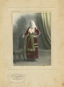 Donna in abito tradizionale, Sardegna, Italia, fotografia di Camillo Toncker, Roma, ca 1910 da Italian Photographer