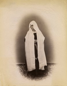 Donna che indossa abiti da vedova, Parre, Lombardia, Italia, fotografia di Premiata Fotografia Taramelli, Bergamo