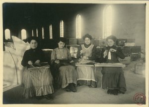 Donne che lavorano in un laboratorio di passamaneria, Italia, fotografia di F Trembini da Italian Photographer