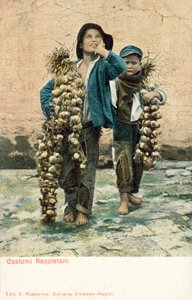Giovani venditori di aglio, Napoli da Italian Photographer