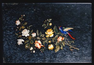 Un piano di tavolo in marmo variegato bianco e nero intarsiato di pietre dure italiano da Italian School