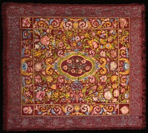 Tappeto da tavolo italiano ricamato con sete colorate vivaci con un medaglione centrale di rose in un campo di gigli e fiori più grandi da Italian School